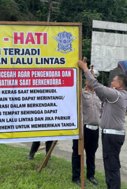 Satlantas Kutai Timur Tertibkan Parkir Liar, Pasang Rambu di Dua Titik Strategis