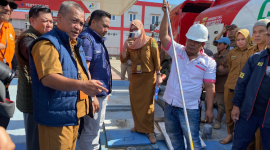 Ahmad Dony Evriady saat melakukan pemeriksaan menggunakan besi panjang yang diolesi pasta air dalam tangki mobil bermuatan 8.000 liter Pertalite (*/MMP)