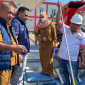 Ahmad Dony Evriady saat melakukan pemeriksaan menggunakan besi panjang yang diolesi pasta air dalam tangki mobil bermuatan 8.000 liter Pertalite (*/MMP)