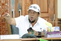 Aswardi, atau lebih dikenal dengan Ardhy Berdhy,Anggota Komisi V DPRD Kutim ssaat tengah memperjuangkan hak Buruh dalam RDP dengan salah satu Peruhasaan di Kutim.