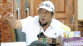 Aswardi, atau lebih dikenal dengan Ardhy Berdhy,Anggota Komisi V DPRD Kutim ssaat tengah memperjuangkan hak Buruh dalam RDP dengan salah satu Peruhasaan di Kutim.