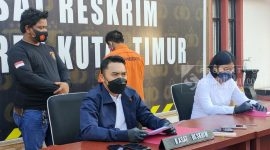 Kasat Reskrim Polres Kutai TImur, AKP Abdul Ra'uf didampingi Kanit PPA Ipda Loewensky Karisoh saat press release, Senin (01/11/2021)