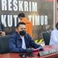Kasat Reskrim Polres Kutai TImur, AKP Abdul Ra'uf didampingi Kanit PPA Ipda Loewensky Karisoh saat press release, Senin (01/11/2021)