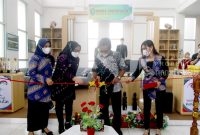 Pengguntingan pita pertanda Launching Pojok Kretifitas dan Informasi oleh Kepala Dinas Pariwisata Kutai Timur, Nurullah (18/11/2021). (foto:Istimewa)