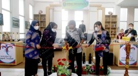 Pengguntingan pita pertanda Launching Pojok Kretifitas dan Informasi oleh Kepala Dinas Pariwisata Kutai Timur, Nurullah (18/11/2021). (foto:Istimewa)
