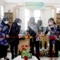 Pengguntingan pita pertanda Launching Pojok Kretifitas dan Informasi oleh Kepala Dinas Pariwisata Kutai Timur, Nurullah (18/11/2021). (foto:Istimewa)
