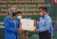 Manager External Relations, Yordhen Ampung (kanan) menyerahkan secara simbolis beasiswa S2 kepada Karnia, S.Pd, (kiri). Karnia adalah mahasiswa tingkat Strata 2 di UIN Sunan Kalijaga, Jogjakarta, dan juga sebagai Duta Anti Narkotika Kab. Kutai Timur. (Istimewa)