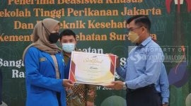 Manager External Relations, Yordhen Ampung (kanan) menyerahkan secara simbolis beasiswa S2 kepada Karnia, S.Pd, (kiri). Karnia adalah mahasiswa tingkat Strata 2 di UIN Sunan Kalijaga, Jogjakarta, dan juga sebagai Duta Anti Narkotika Kab. Kutai Timur. (Istimewa)