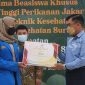 Manager External Relations, Yordhen Ampung (kanan) menyerahkan secara simbolis beasiswa S2 kepada Karnia, S.Pd, (kiri). Karnia adalah mahasiswa tingkat Strata 2 di UIN Sunan Kalijaga, Jogjakarta, dan juga sebagai Duta Anti Narkotika Kab. Kutai Timur. (Istimewa)