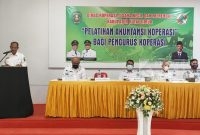 Kepala Dinas Koperasi dan Usaha Mikro Kecil Menengah (Diskop UKM) Kutai Timur, Darsafani saat menyampaikan sambutan (17/11/2021). (foto: bollem)