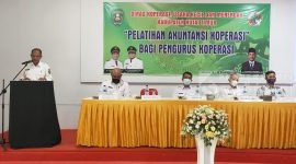 Kepala Dinas Koperasi dan Usaha Mikro Kecil Menengah (Diskop UKM) Kutai Timur, Darsafani saat menyampaikan sambutan (17/11/2021). (foto: bollem)