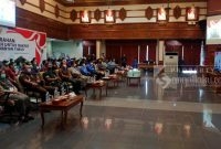 Bupati Kutai Timur, Wakil Bupati Kutai Timur, Perwakilan BPN Kutim, Unsur Forkopimda besera undangan lain tengah mengikuti jalannya video conference bersama Mentri ATR/ BPN, Ruang Meranti (/11/2021). (foto: rizal/ sangattaku.com)