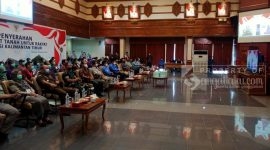 Bupati Kutai Timur, Wakil Bupati Kutai Timur, Perwakilan BPN Kutim, Unsur Forkopimda besera undangan lain tengah mengikuti jalannya video conference bersama Mentri ATR/ BPN, Ruang Meranti (/11/2021). (foto: rizal/ sangattaku.com)