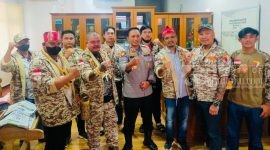 Ketua Aliansi Dayak Bersatu (ADB) Kutai Timur, Boy Aleksander, S Hut didampingi Sekjen ADB Kutai Timur, Ises Robby Paul serta beberapa perwakilan pengurus dan anggota ADB Kutim berfoto bersama Kapolres Kutai Timur, AKBP Welly Djatmoko sesaat setelah menyampaikan laporan atas pernyataan Edy Mulyadi cs (24/01/2022). (foto: Istimewa)
