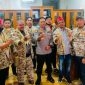 Ketua Aliansi Dayak Bersatu (ADB) Kutai Timur, Boy Aleksander, S Hut didampingi Sekjen ADB Kutai Timur, Ises Robby Paul serta beberapa perwakilan pengurus dan anggota ADB Kutim berfoto bersama Kapolres Kutai Timur, AKBP Welly Djatmoko sesaat setelah menyampaikan laporan atas pernyataan Edy Mulyadi cs (24/01/2022). (foto: Istimewa)