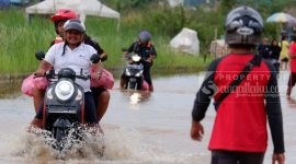 AJKT Salurkan Bantuan Hari Kedua Banjir Sangatta