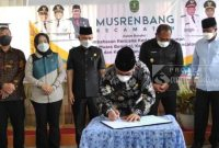 Bupati Kutai Timur Ardiansyah tengah menandatangi hasil Musrenbang Kecamatan Muara bengkal dan Muara Ancalon (11/03/2022). (foto: Istimewa)