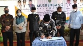 Bupati Kutai Timur Ardiansyah tengah menandatangi hasil Musrenbang Kecamatan Muara bengkal dan Muara Ancalon (11/03/2022). (foto: Istimewa)