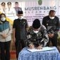 Bupati Kutai Timur Ardiansyah tengah menandatangi hasil Musrenbang Kecamatan Muara bengkal dan Muara Ancalon (11/03/2022). (foto: Istimewa)