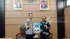 Ketua AJKT, Sukriadi bersama Kapolres Kutai Timur, AKBP Welly Djatmoko.