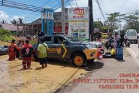 Evakuasi Korban Banjir, Polres Kutai Timur Turunkan Puluhan Personil dan Perahu Karet