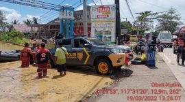 Evakuasi Korban Banjir, Polres Kutai Timur Turunkan Puluhan Personil dan Perahu Karet