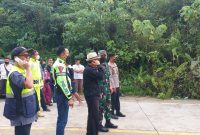 Kapolres Kutai Timur, AKBP Welly Djatmoko didampingi Kasat Lantas Kutai Timur, AKP Fatah melakukan tinjauan langsung terkait longsor di KM 15 Jl. Poros Sangatta-Bontang (19/03/2022). (foto: Istimewa)