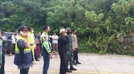Kapolres Kutai Timur, AKBP Welly Djatmoko didampingi Kasat Lantas Kutai Timur, AKP Fatah melakukan tinjauan langsung terkait longsor di KM 15 Jl. Poros Sangatta-Bontang (19/03/2022). (foto: Istimewa)