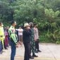 Kapolres Kutai Timur, AKBP Welly Djatmoko didampingi Kasat Lantas Kutai Timur, AKP Fatah melakukan tinjauan langsung terkait longsor di KM 15 Jl. Poros Sangatta-Bontang (19/03/2022). (foto: Istimewa)