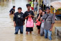 Banjir Mulai Surut, Tak Hanya Makanan, Gandeng Kobexindo, AJKT Juga Bagikan Obat-obatan