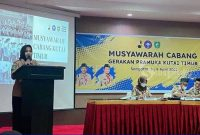 Azti Mazar saat memberikan sambutan sesaat setelah terpilih secara aklamasi nahkodai Kwarcab Kutim. (foto: /Istimewa)