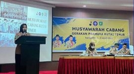 Azti Mazar saat memberikan sambutan sesaat setelah terpilih secara aklamasi nahkodai Kwarcab Kutim. (foto: /Istimewa)