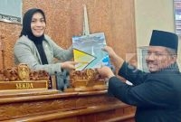 Wakil Ketua I DPRD Kutai Timur, Asti Mazar saat menerima tanggapan Fraksi KIR perihal Raperda Inisiatif Dewan tentang Perlindungan perempuan.(foto:/istimewa)