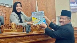Wakil Ketua I DPRD Kutai Timur, Asti Mazar saat menerima tanggapan Fraksi KIR perihal Raperda Inisiatif Dewan tentang Perlindungan perempuan.(foto:/istimewa)
