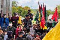 Suasana aksi demo oleh Aliansi Rakyat Kutim Bergerak di depan Kantor DPRD Kutai Timur (11/04/2022).(foto: /istimewa)