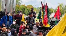 Suasana aksi demo oleh Aliansi Rakyat Kutim Bergerak di depan Kantor DPRD Kutai Timur (11/04/2022).(foto: /istimewa)