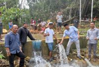 Arfan (kedua kanan) menggelar syukuran atas terbangunnya Bendungan Mampang, Selasa (24/5/2022), didampingi Darjad, Arman Mando, Sukriadi, Arisulo, dan puluhan warga.(foto:/HO AJKT)