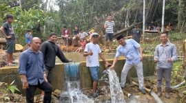 Arfan (kedua kanan) menggelar syukuran atas terbangunnya Bendungan Mampang, Selasa (24/5/2022), didampingi Darjad, Arman Mando, Sukriadi, Arisulo, dan puluhan warga.(foto:/HO AJKT)