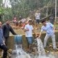 Arfan (kedua kanan) menggelar syukuran atas terbangunnya Bendungan Mampang, Selasa (24/5/2022), didampingi Darjad, Arman Mando, Sukriadi, Arisulo, dan puluhan warga.(foto:/HO AJKT)