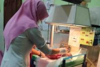 bayi yang ditemukan warga dalam kardus bekas air mineral, kini telah dirawat di Rumah Sakit SOHC Sangatta.(foto:/istimewa)