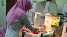 bayi yang ditemukan warga dalam kardus bekas air mineral, kini telah dirawat di Rumah Sakit SOHC Sangatta.(foto:/istimewa)