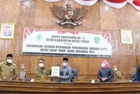 Penyerahan LKPJ TA 2021 oleh Bupati Kutai Timur, Ardiansyah Sulaiman dalam Paripurna ke-5 (04/04/2022). (foto: /istimewa)