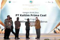 Wakil Presiden RI, Ma'ruf Amin secara simbolis menyerahkan piagam kepada Chief Executive Officer (PT. KPC Ashok Mitra atas raihan Predikat Gold atas program PT KPC