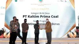 Wakil Presiden RI, Ma'ruf Amin secara simbolis menyerahkan piagam kepada Chief Executive Officer (PT. KPC Ashok Mitra atas raihan Predikat Gold atas program PT KPC