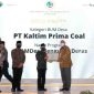Wakil Presiden RI, Ma'ruf Amin secara simbolis menyerahkan piagam kepada Chief Executive Officer (PT. KPC Ashok Mitra atas raihan Predikat Gold atas program PT KPC