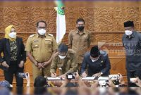 Penandatanganan Raperda Inisiatif tentang Penyelenggaraan Ketenagakerjaan menjadi Perda oleh Bupati dan Ketua DPRD Kutai Timur (06/06/2022). (foto: /Istimewa)