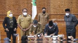 Penandatanganan Raperda Inisiatif tentang Penyelenggaraan Ketenagakerjaan menjadi Perda oleh Bupati dan Ketua DPRD Kutai Timur (06/06/2022). (foto: /Istimewa)