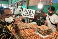 Wakil Bupati Kutai Timur, Kasmidi Bulang di salah satu stand penjual telur saat sidak di Pasar Induk Sangatta (02/04/2022).(foto: bl/sangattaku)