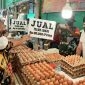 Wakil Bupati Kutai Timur, Kasmidi Bulang di salah satu stand penjual telur saat sidak di Pasar Induk Sangatta (02/04/2022).(foto: bl/sangattaku)