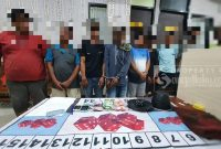 Kesembilang terduga pelaku judi dadu beserta barang bukti. (foto: /Istimewa)